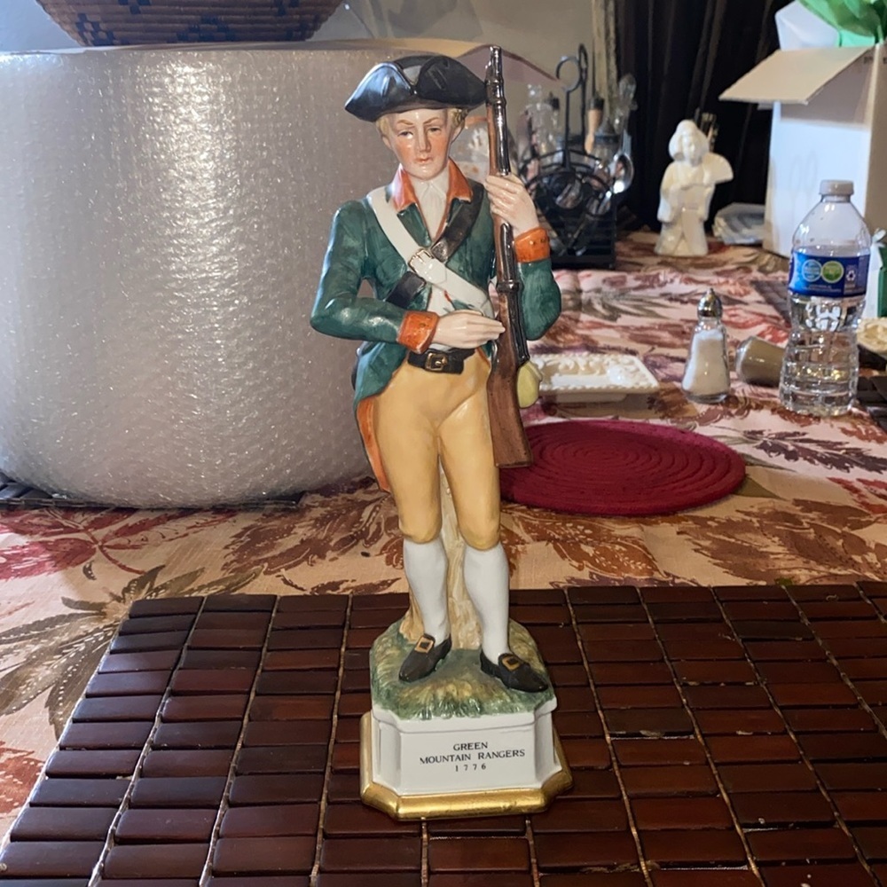 Royal Crown 1776 Revolutionary Green Mountain Ranger War Soldier Military Statue